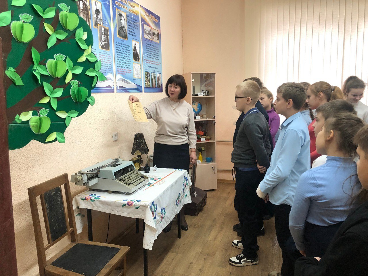 При поддержке комитета культуры и туризма города Курска в Гайдаровском зале, действующем на базе Культурного центра семейного чтения и досуга им. А.П. Гайдара, проходят тематические экскурсии «Внукам и правнукам о войне...» При поддержке комитета культуры и туризма города Курска в Гайдаровском зале, действующем на базе Культурного центра семейного чтения и досуга им. А.П. Гайдара, проходят тематические экскурсии «Внукам и правнукам о войне...»