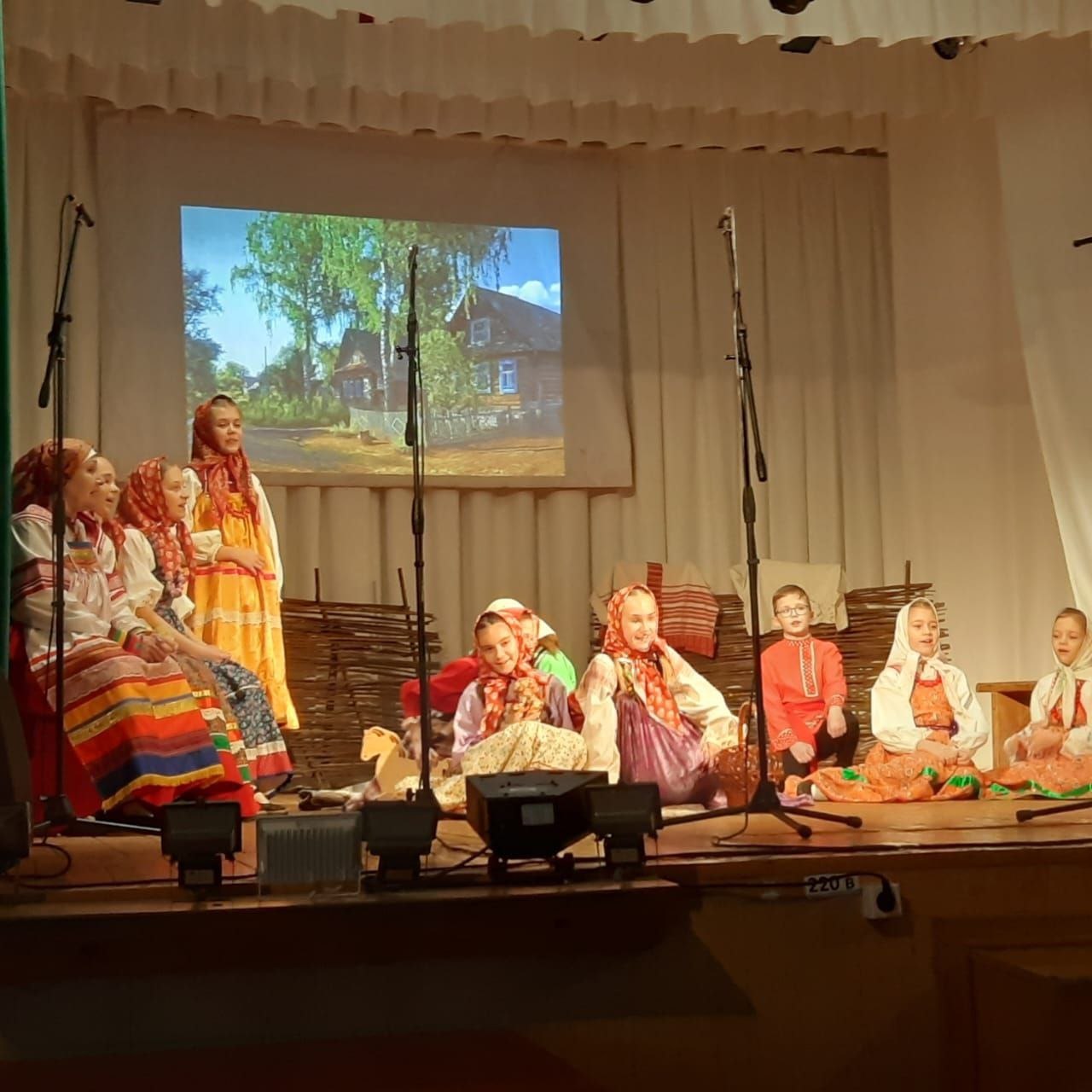 Участники проекта «Курское долголетие» г. Щигры побывали на незабываемом концерте! В рамках проекта «Богатство курского фольклора» на сцене районного Дома культуры с оглушительным успехом выступил знаменитый фольклорный... Участники проекта «Курское долголетие» г. Щигры побывали на незабываемом концерте! В рамках проекта «Богатство курского фольклора» на сцене районного Дома культуры с оглушительным успехом выступил знаменитый фольклорный...