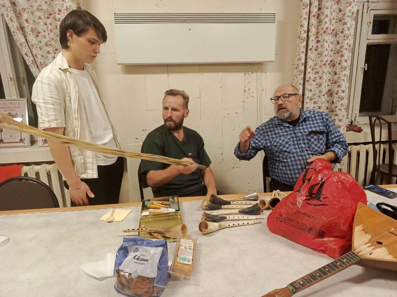 Фольклорный ансамбль «Веретенце» из Москвы с радостью встретился с плеховцами — бабушкой Маней и дядей Володей Фольклорный ансамбль «Веретенце» из Москвы с радостью встретился с плеховцами — бабушкой Маней и дядей Володей