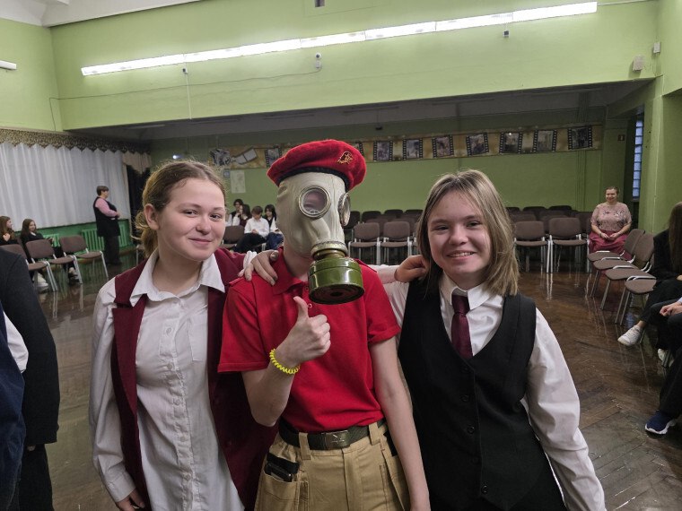 В понедельник в МБОУ "СОШ №5" г. Курчатова состоялось торжественное начало учебной недели, мероприятие началось с выноса Государственного флага Российской Федерации и исполнения гимна учащимися В понедельник в МБОУ "СОШ №5" г. Курчатова состоялось торжественное начало учебной недели, мероприятие началось с выноса Государственного флага Российской Федерации и исполнения гимна учащимися