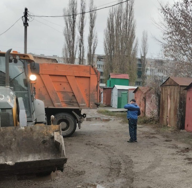 Сотрудники администрации Сеймского округа вместе со специалистами «Спецавтобазы по уборке города Курска» убрали несанкционированную свалку на проспекте Кулакова Сотрудники администрации Сеймского округа вместе со специалистами «Спецавтобазы по уборке города Курска» убрали несанкционированную свалку на проспекте Кулакова