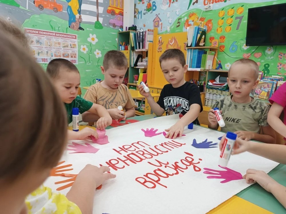 В современных реалиях нашего времени очень важно уделять большое внимание формированию у детей дошкольного возраста основ противодействия терроризму и экстремизму, правил поведения, обеспечивающих сохранность их жизни и... В современных реалиях нашего времени очень важно уделять большое внимание формированию у детей дошкольного возраста основ противодействия терроризму и экстремизму, правил поведения, обеспечивающих сохранность их жизни и...