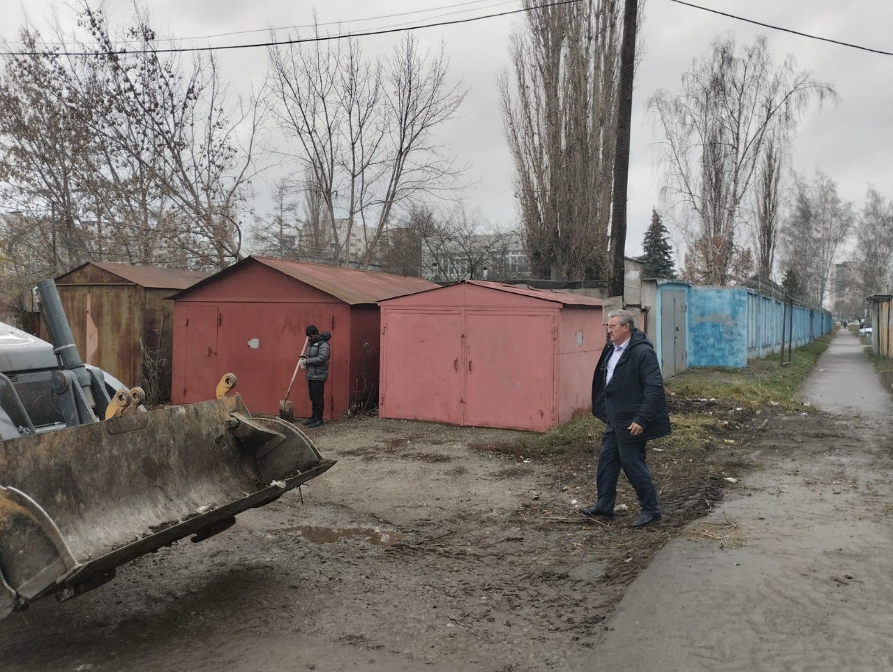 Сотрудники администрации Сеймского округа вместе со специалистами «Спецавтобазы по уборке города Курска» убрали несанкционированную свалку на проспекте Кулакова