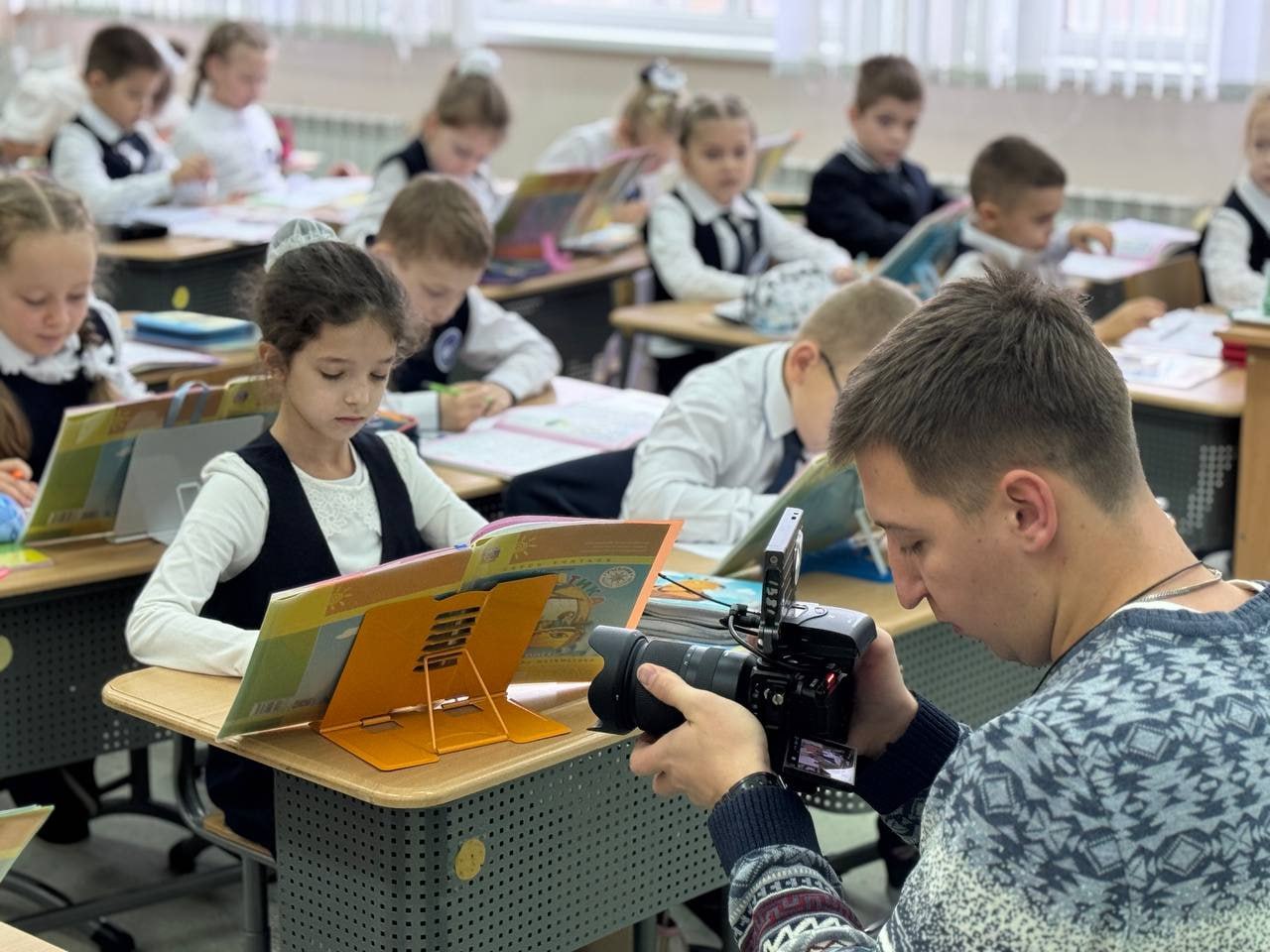 #КадрДня. Педагоги школы №61 города Курска умеют пробудить у детей настоящий интерес к учёбе — с первого класса дети здесь учатся применять знания в повседневной жизни