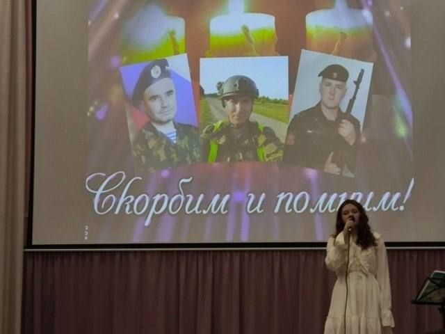 Виктор Петров: В Черновецкой средней школе Пристенского района торжественно открыли «Парту Героя» — важное патриотическое событие в рамках всероссийского образовательного проекта Виктор Петров: В Черновецкой средней школе Пристенского района торжественно открыли «Парту Героя» — важное патриотическое событие в рамках всероссийского образовательного проекта