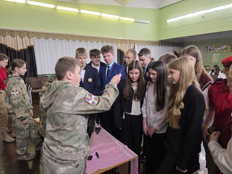 В понедельник в МБОУ "СОШ №5" г. Курчатова состоялось торжественное начало учебной недели, мероприятие началось с выноса Государственного флага Российской Федерации и исполнения гимна учащимися В понедельник в МБОУ "СОШ №5" г. Курчатова состоялось торжественное начало учебной недели, мероприятие началось с выноса Государственного флага Российской Федерации и исполнения гимна учащимися