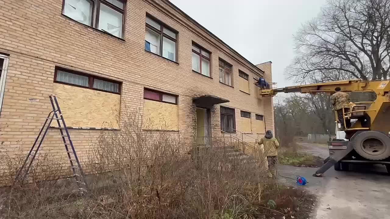 Игорь Кастюкевич: Участники волонтерского лагеря Единой России «Курский рубеж» приступили к работам в Доме культуры «Марьино»