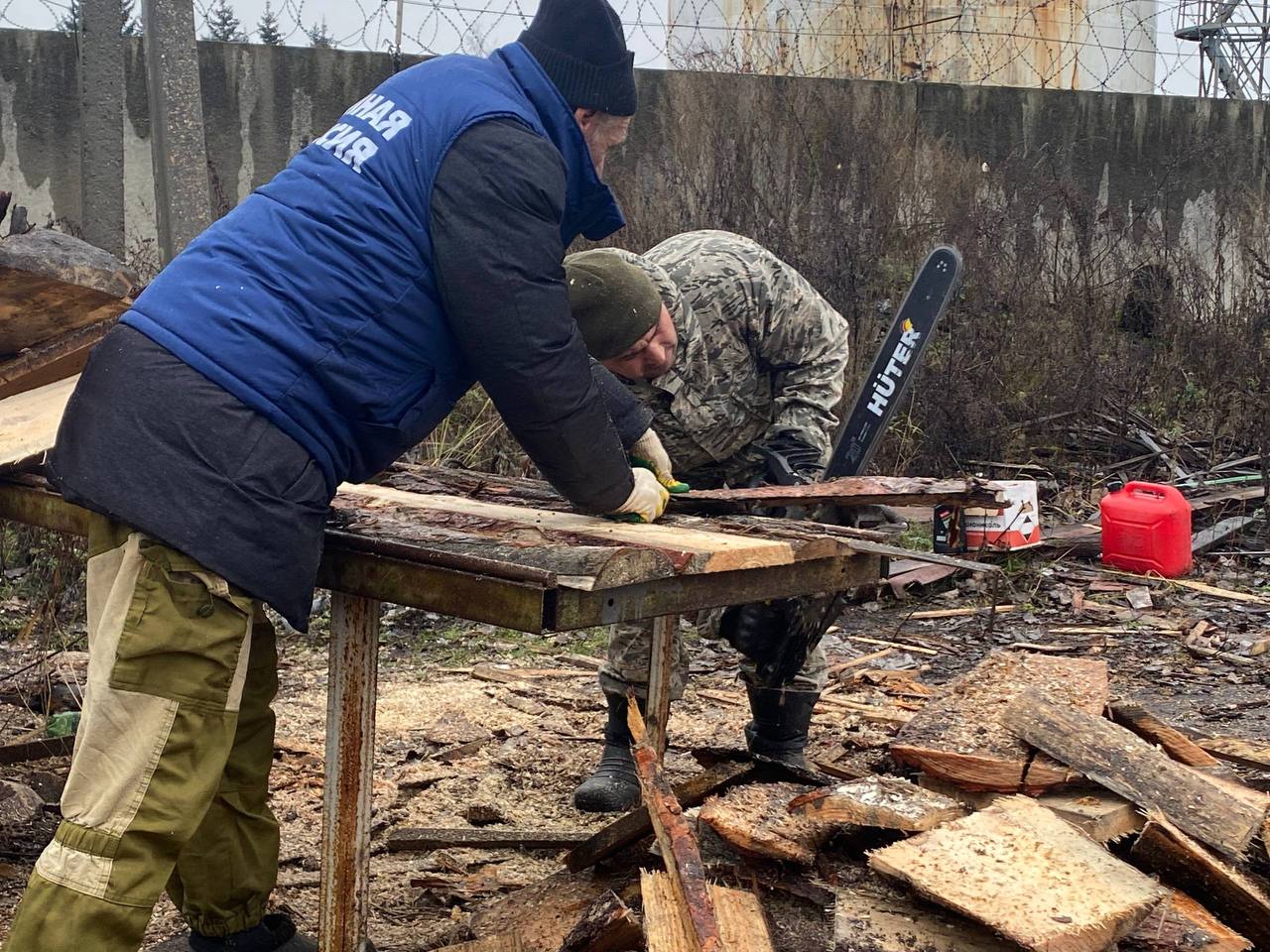 Игорь Кастюкевич: Участники волонтерского лагеря Единой России «Курский рубеж», кроме восстановительных работ домов в Курском приграничье, помогают участникам СВО и их семьям подготовиться к зиме. Игорь Кастюкевич: Участники волонтерского лагеря Единой России «Курский рубеж», кроме восстановительных работ домов в Курском приграничье, помогают участникам СВО и их семьям подготовиться к зиме.