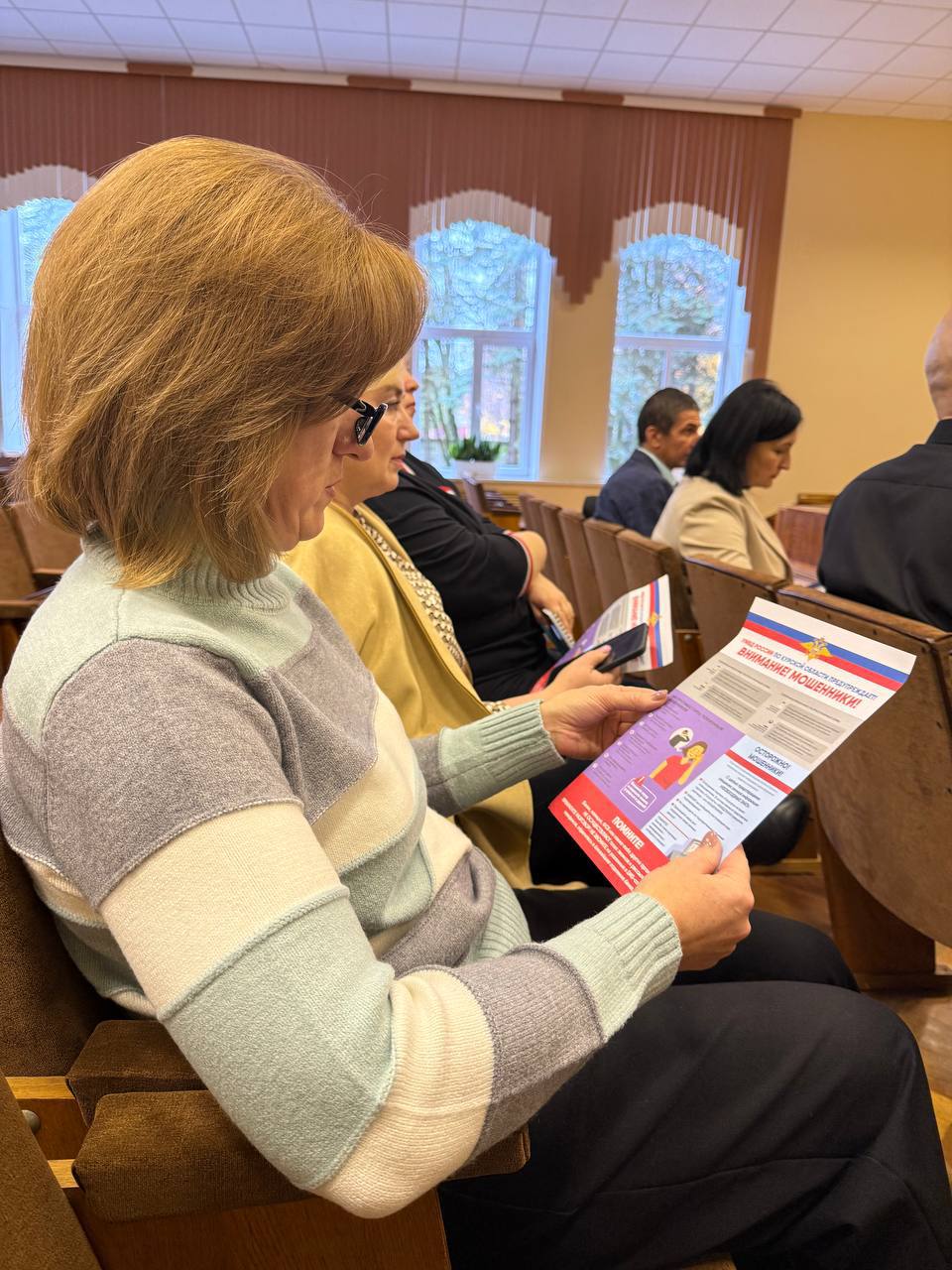 Сотрудники полиции рассказали жителям Дмитриевского района о способах защиты от мошенников