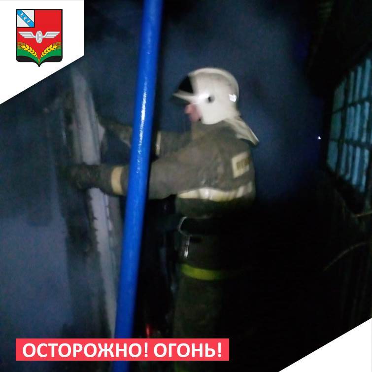 Огнеборцы ПЧ Советского района на тушении сарая