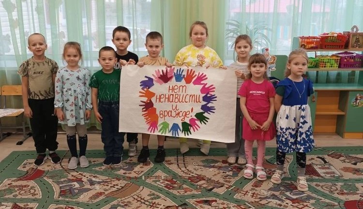 В современных реалиях нашего времени очень важно уделять большое внимание формированию у детей дошкольного возраста основ противодействия терроризму и экстремизму, правил поведения, обеспечивающих сохранность их жизни и... В современных реалиях нашего времени очень важно уделять большое внимание формированию у детей дошкольного возраста основ противодействия терроризму и экстремизму, правил поведения, обеспечивающих сохранность их жизни и...