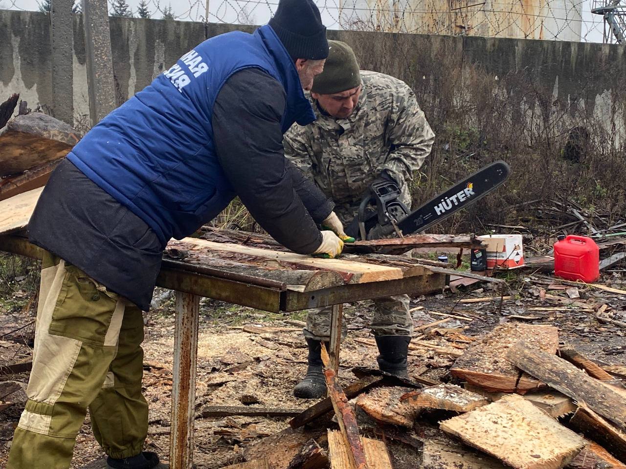 Игорь Кастюкевич: Участники волонтерского лагеря Единой России «Курский рубеж», кроме восстановительных работ домов в Курском приграничье, помогают участникам СВО и их семьям подготовиться к зиме. Игорь Кастюкевич: Участники волонтерского лагеря Единой России «Курский рубеж», кроме восстановительных работ домов в Курском приграничье, помогают участникам СВО и их семьям подготовиться к зиме.