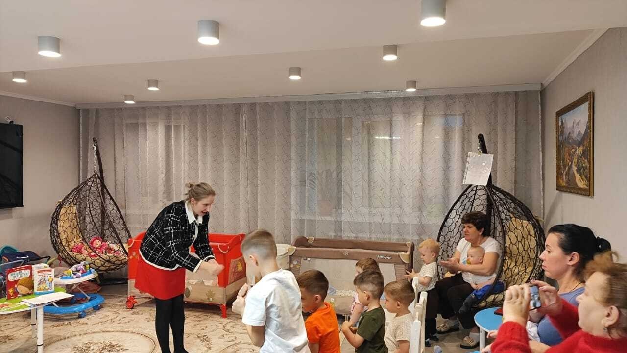 Сотрудники Культурного центра семейного чтения и досуга имени П.А. Михина провели для воспитанников Специализированного центра «Аистёнок» литературную гостиную «Передай добро по кругу»