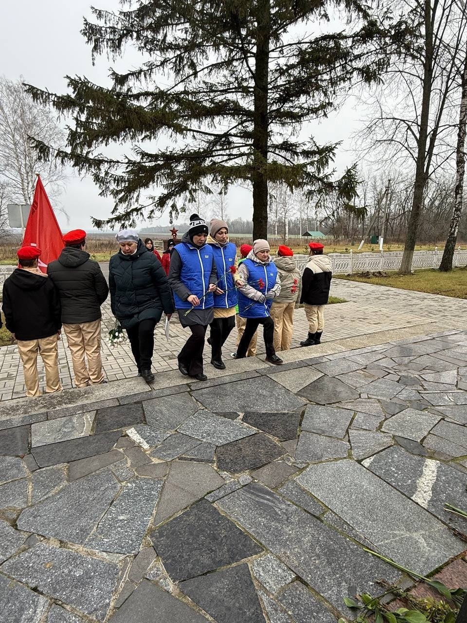 В День ракетных войск и артиллерии у памятника героям-артиллеристам состоялся митинг В День ракетных войск и артиллерии у памятника героям-артиллеристам состоялся митинг