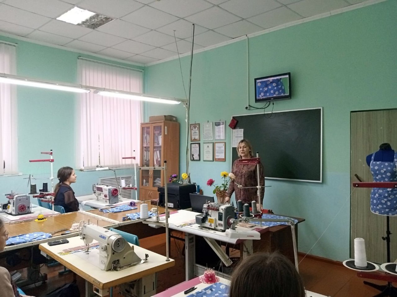 Обучающиеся 6 класса Фатежской школы №2 (классный руководитель Юлдузхон Царикова) стали участниками мастер-класса в филиале Дмитриевского агротехнологического колледжа Обучающиеся 6 класса Фатежской школы №2 (классный руководитель Юлдузхон Царикова) стали участниками мастер-класса в филиале Дмитриевского агротехнологического колледжа