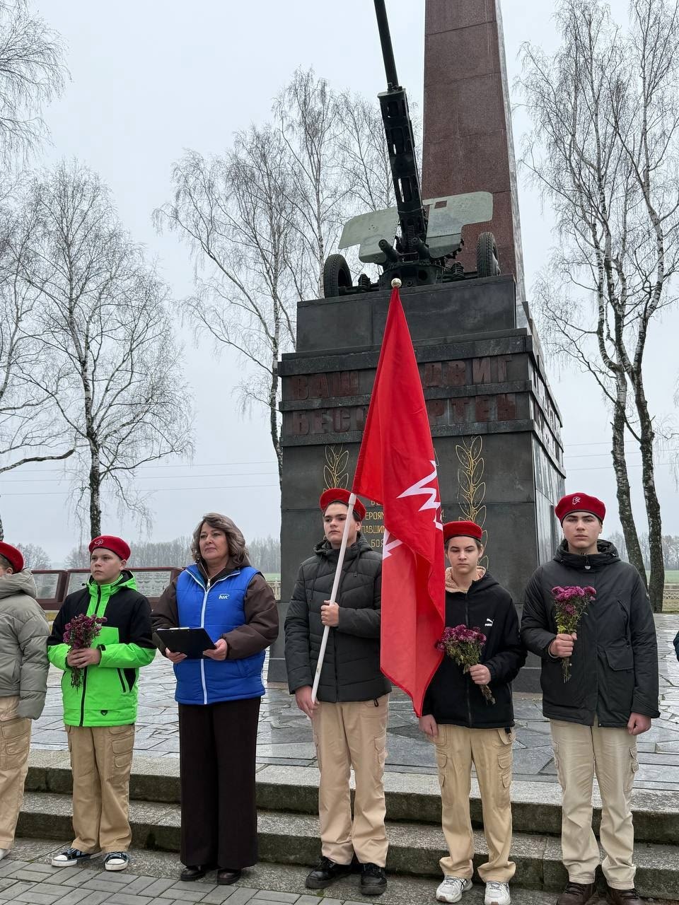 В День ракетных войск и артиллерии у памятника героям-артиллеристам состоялся митинг В День ракетных войск и артиллерии у памятника героям-артиллеристам состоялся митинг