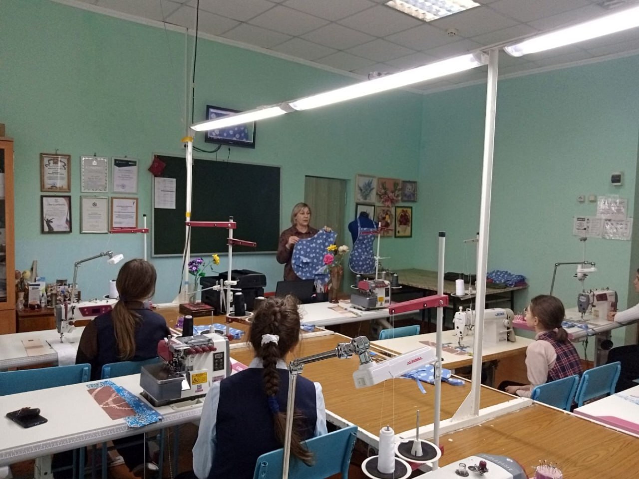 Обучающиеся 6 класса Фатежской школы №2 (классный руководитель Юлдузхон Царикова) стали участниками мастер-класса в филиале Дмитриевского агротехнологического колледжа Обучающиеся 6 класса Фатежской школы №2 (классный руководитель Юлдузхон Царикова) стали участниками мастер-класса в филиале Дмитриевского агротехнологического колледжа