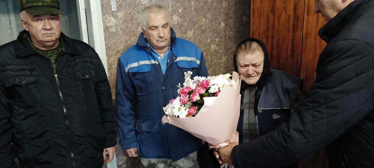 Николай Волобуев: Сегодня вместе с военным комиссаром Зубаревым Александром Ивановичем вручили "Орден Мужества" погибшего в зоне СВО Костенко Виктора Александровича из с. Песчаное его родителям Костенко Татьяне Ивановне и... Николай Волобуев: Сегодня вместе с военным комиссаром Зубаревым Александром Ивановичем вручили "Орден Мужества" погибшего в зоне СВО Костенко Виктора Александровича из с. Песчаное его родителям Костенко Татьяне Ивановне и...