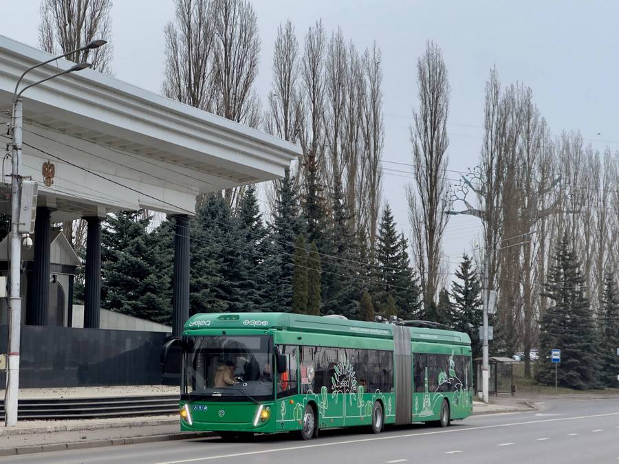 В Курске вышел на линию первый троллейбус-гармошка