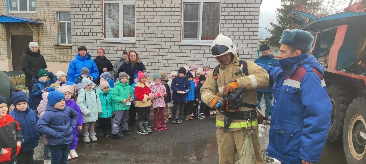 Огнеборцы ПЧ Фатежского района Противопожарной службы комитета региональной безопасности Курской области выезжали на проведение тренировочной эвакуации с инструктажем и показом техники в детский сад г.Фатежа Огнеборцы ПЧ Фатежского района Противопожарной службы комитета региональной безопасности Курской области выезжали на проведение тренировочной эвакуации с инструктажем и показом техники в детский сад г.Фатежа