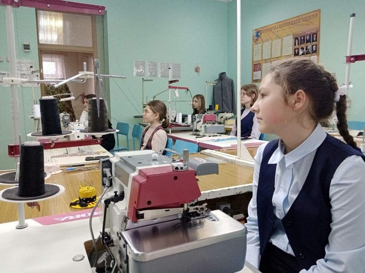 Обучающиеся 6 класса Фатежской школы №2 (классный руководитель Юлдузхон Царикова) стали участниками мастер-класса в филиале Дмитриевского агротехнологического колледжа Обучающиеся 6 класса Фатежской школы №2 (классный руководитель Юлдузхон Царикова) стали участниками мастер-класса в филиале Дмитриевского агротехнологического колледжа