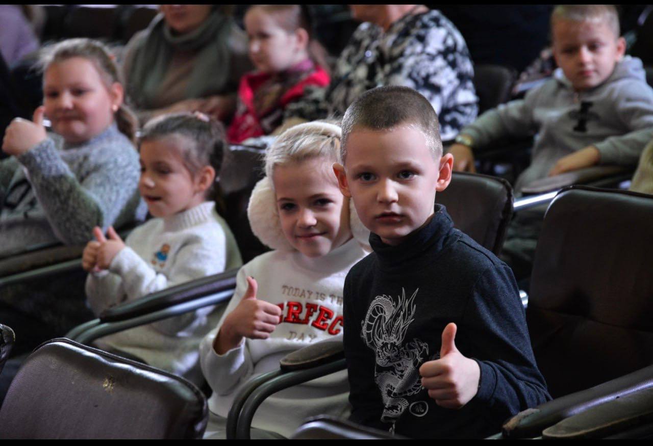 Депутаты-единороссы организовали для мальчишек и девчонок из приграничья просмотр мюзикла «Волшебник Изумрудного города»