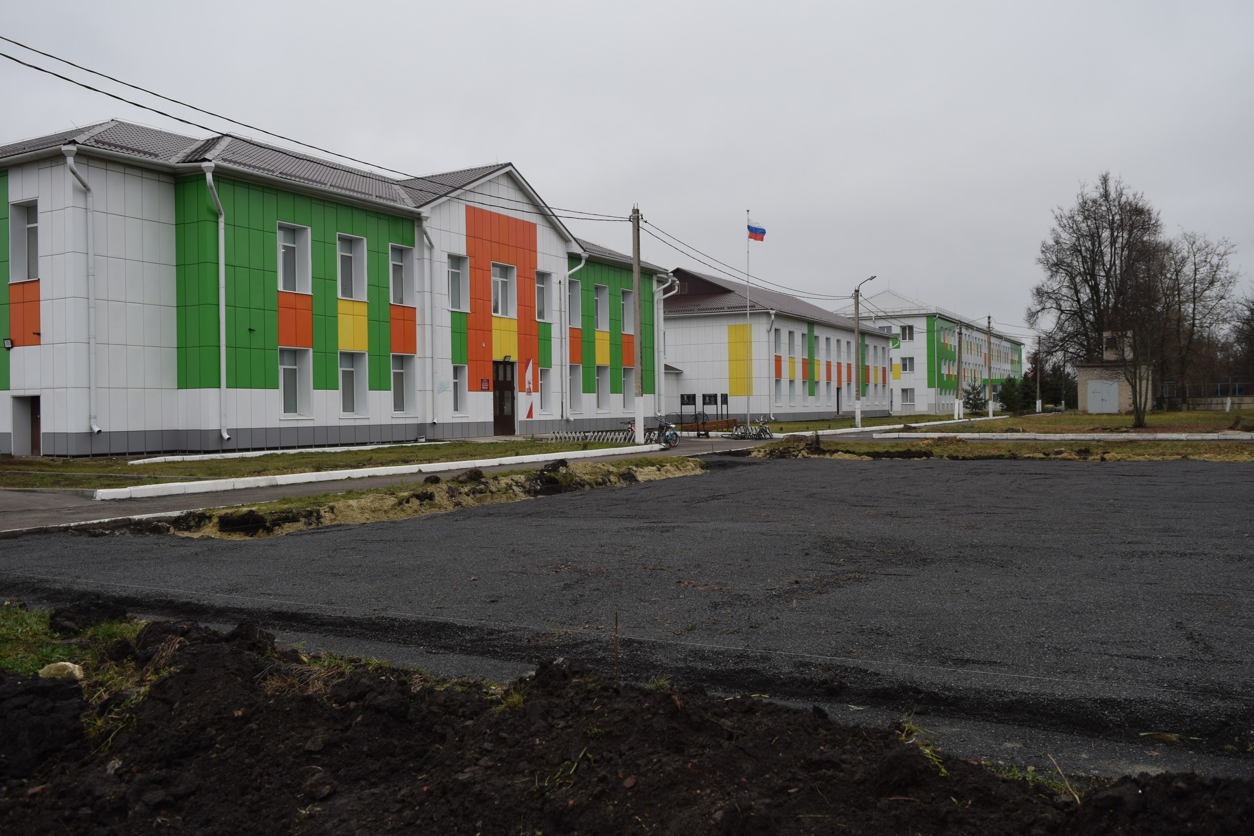 В поселке Поныри устанавливается новый детский игровой комплекс для младших школьников