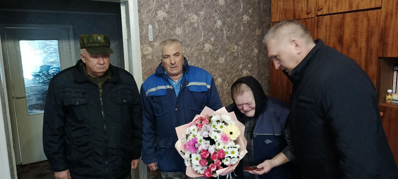 Николай Волобуев: Сегодня вместе с военным комиссаром Зубаревым Александром Ивановичем вручили "Орден Мужества" погибшего в зоне СВО Костенко Виктора Александровича из с. Песчаное его родителям Костенко Татьяне Ивановне и...