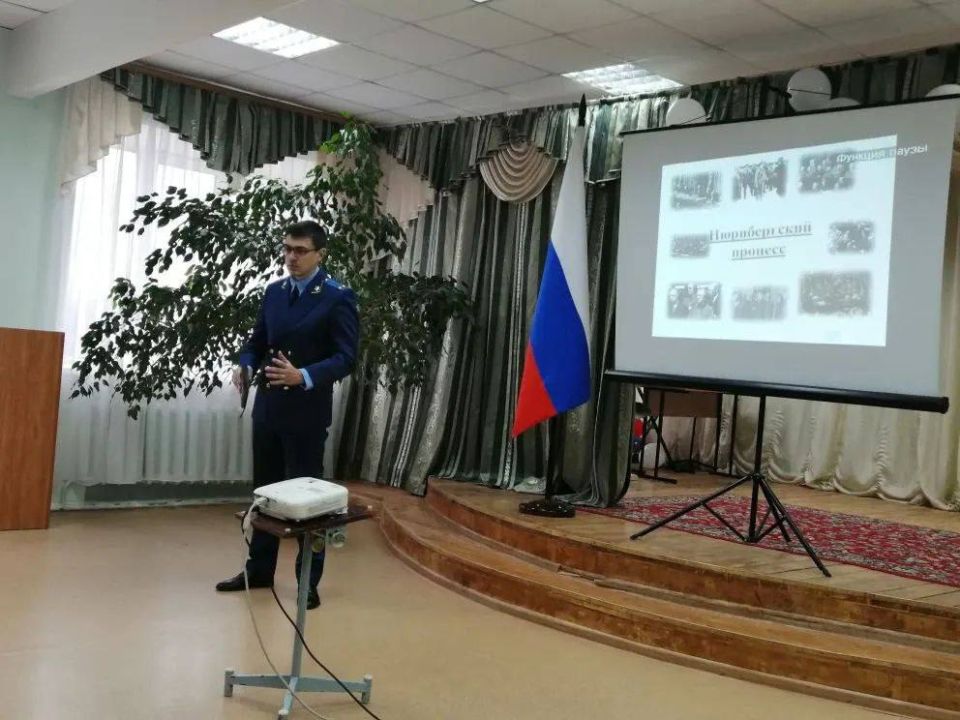 Прокурор Дмитриевского района Станислав Челноков провел в Крупецкой средней школе встречу с учащимися 8-11 классов, посвящённую 80-летию со дня начала Нюрнбергского процесса