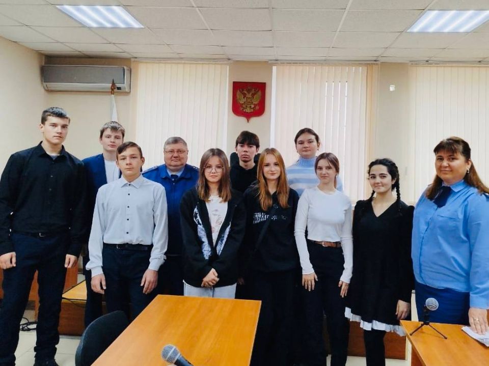 Старший прокурор уголовно-судебного отдела прокуратуры Курской области Оксана Болотникова совместно с прокурором Обоянского района Александром Лавреновым провели встречу с учащимися школ района