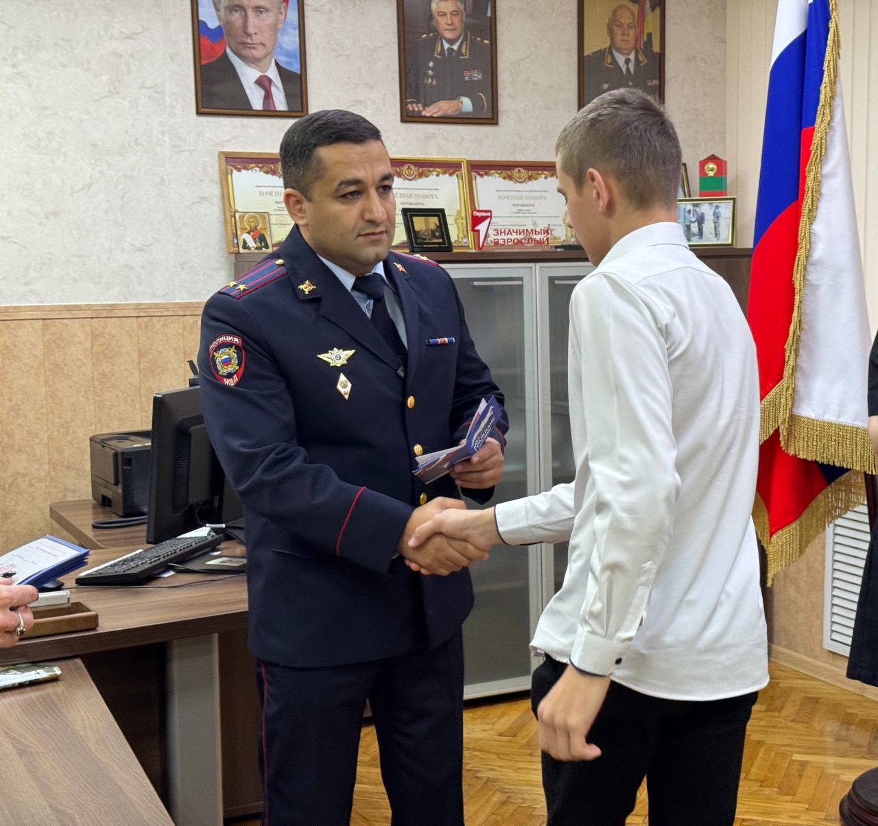 В день Всероссийской правовой помощи детям в МО МВД России «Железногорский» состоялось торжественное вручение первых паспортов гражданина Российской Федерации В день Всероссийской правовой помощи детям в МО МВД России «Железногорский» состоялось торжественное вручение первых паспортов гражданина Российской Федерации