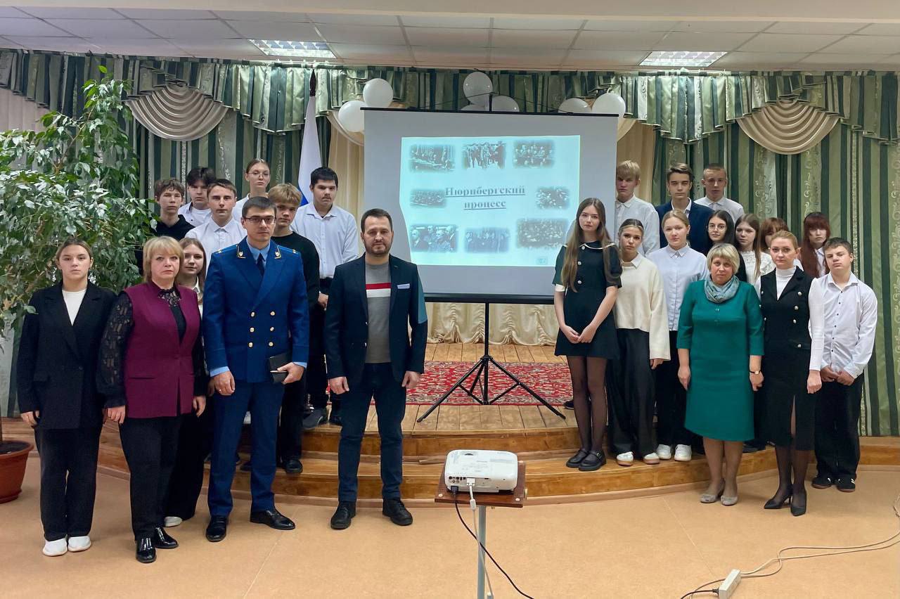 Прокурор Дмитриевского района Станислав Челноков провел в Крупецкой средней школе встречу с учащимися 8-11 классов, посвящённую 80-летию со дня начала Нюрнбергского процесса Прокурор Дмитриевского района Станислав Челноков провел в Крупецкой средней школе встречу с учащимися 8-11 классов, посвящённую 80-летию со дня начала Нюрнбергского процесса