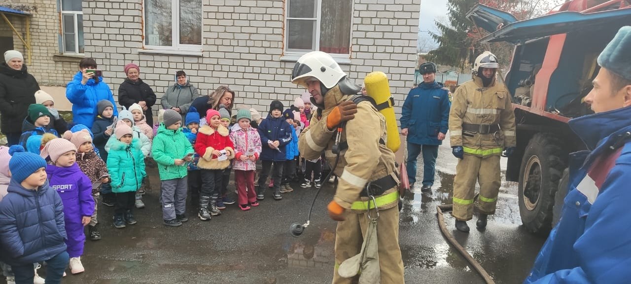 Огнеборцы ПЧ Фатежского района Противопожарной службы комитета региональной безопасности Курской области выезжали на проведение тренировочной эвакуации с инструктажем и показом техники в детский сад г.Фатежа Огнеборцы ПЧ Фатежского района Противопожарной службы комитета региональной безопасности Курской области выезжали на проведение тренировочной эвакуации с инструктажем и показом техники в детский сад г.Фатежа