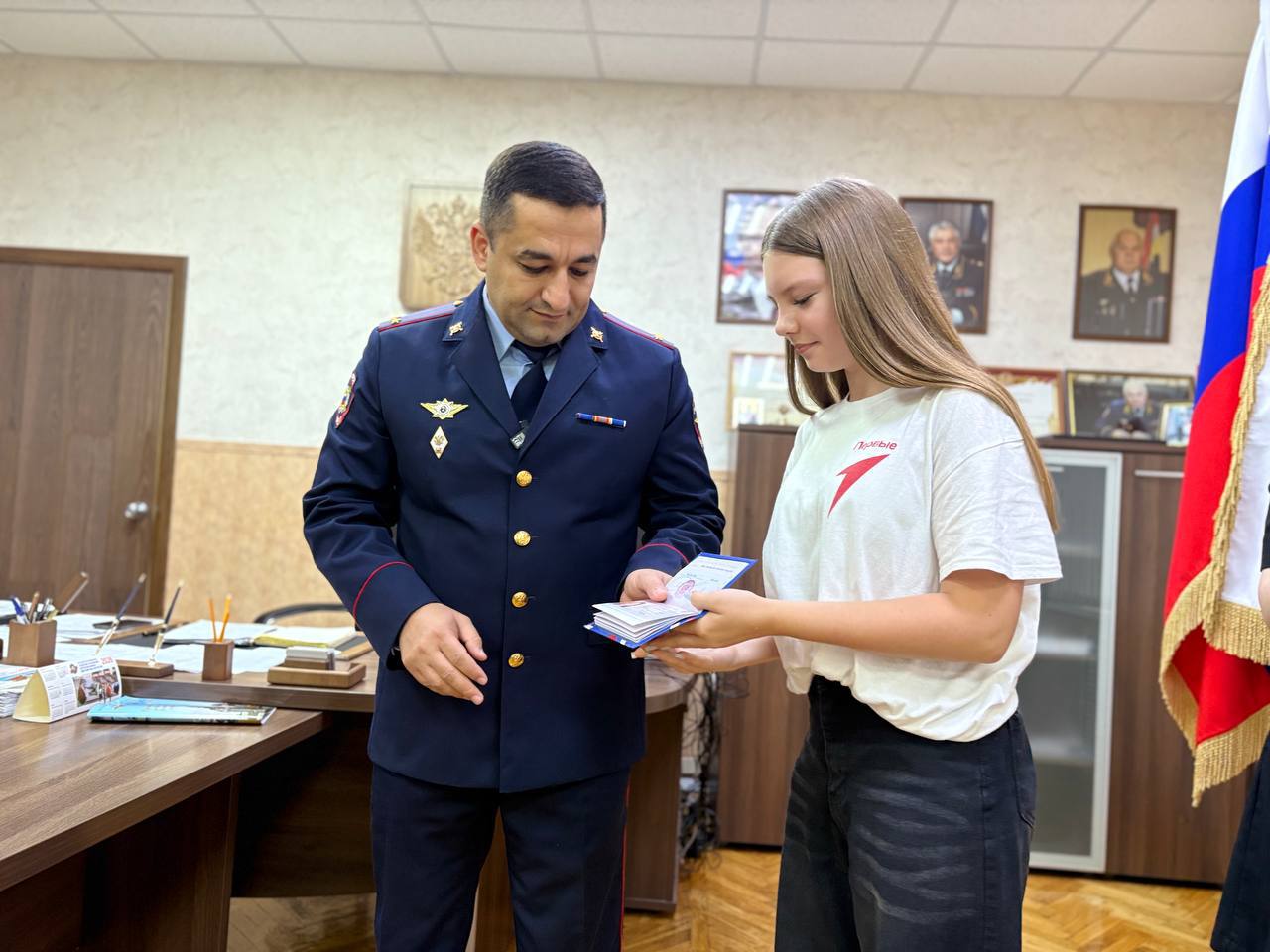 В день Всероссийской правовой помощи детям в МО МВД России «Железногорский» состоялось торжественное вручение первых паспортов гражданина Российской Федерации В день Всероссийской правовой помощи детям в МО МВД России «Железногорский» состоялось торжественное вручение первых паспортов гражданина Российской Федерации