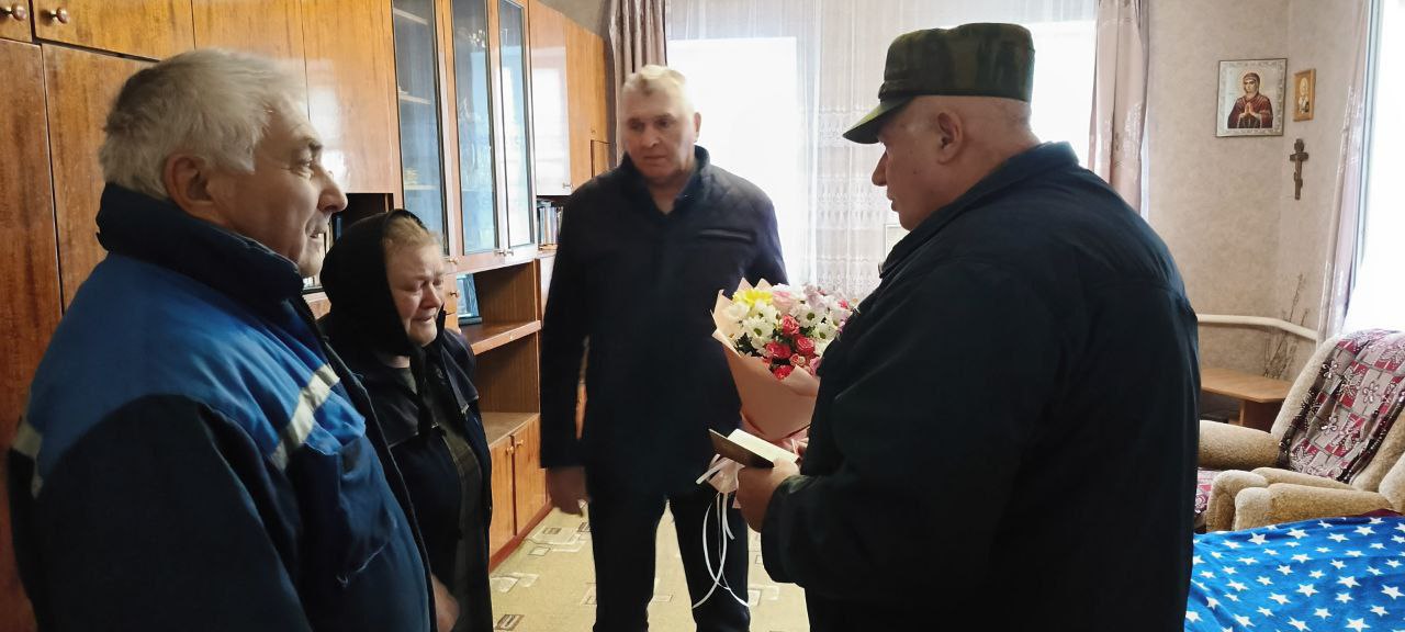 Николай Волобуев: Сегодня вместе с военным комиссаром Зубаревым Александром Ивановичем вручили "Орден Мужества" погибшего в зоне СВО Костенко Виктора Александровича из с. Песчаное его родителям Костенко Татьяне Ивановне и... Николай Волобуев: Сегодня вместе с военным комиссаром Зубаревым Александром Ивановичем вручили "Орден Мужества" погибшего в зоне СВО Костенко Виктора Александровича из с. Песчаное его родителям Костенко Татьяне Ивановне и...