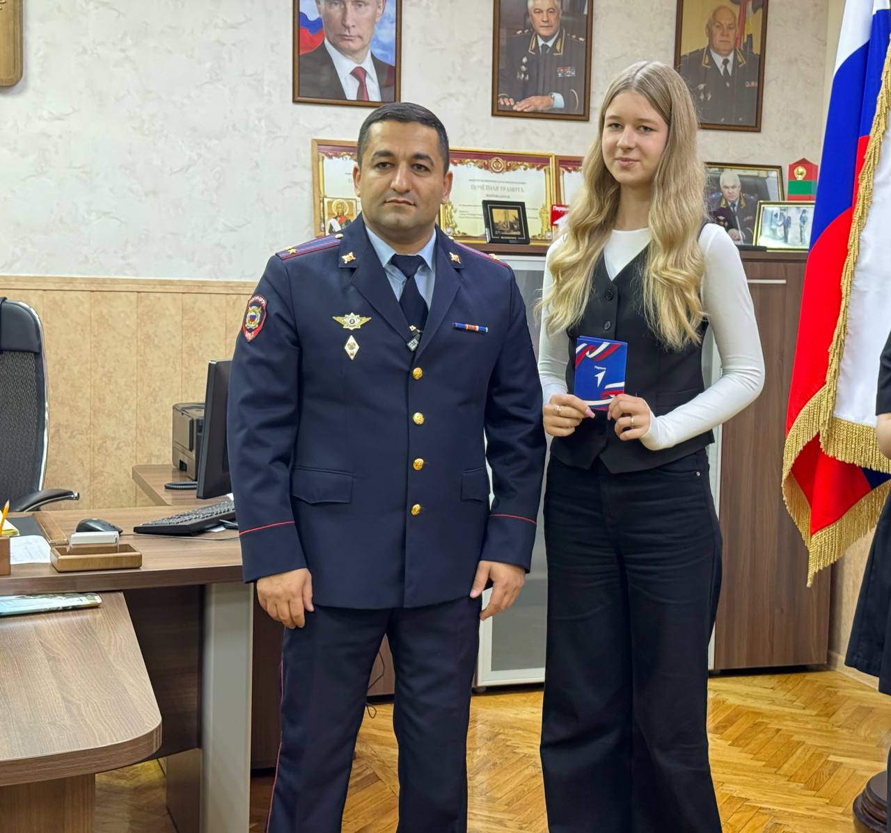 В день Всероссийской правовой помощи детям в МО МВД России «Железногорский» состоялось торжественное вручение первых паспортов гражданина Российской Федерации В день Всероссийской правовой помощи детям в МО МВД России «Железногорский» состоялось торжественное вручение первых паспортов гражданина Российской Федерации