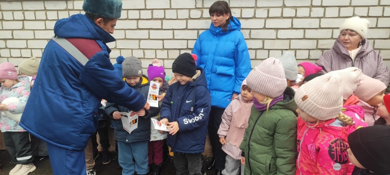 Огнеборцы ПЧ Фатежского района Противопожарной службы комитета региональной безопасности Курской области выезжали на проведение тренировочной эвакуации с инструктажем и показом техники в детский сад г.Фатежа Огнеборцы ПЧ Фатежского района Противопожарной службы комитета региональной безопасности Курской области выезжали на проведение тренировочной эвакуации с инструктажем и показом техники в детский сад г.Фатежа