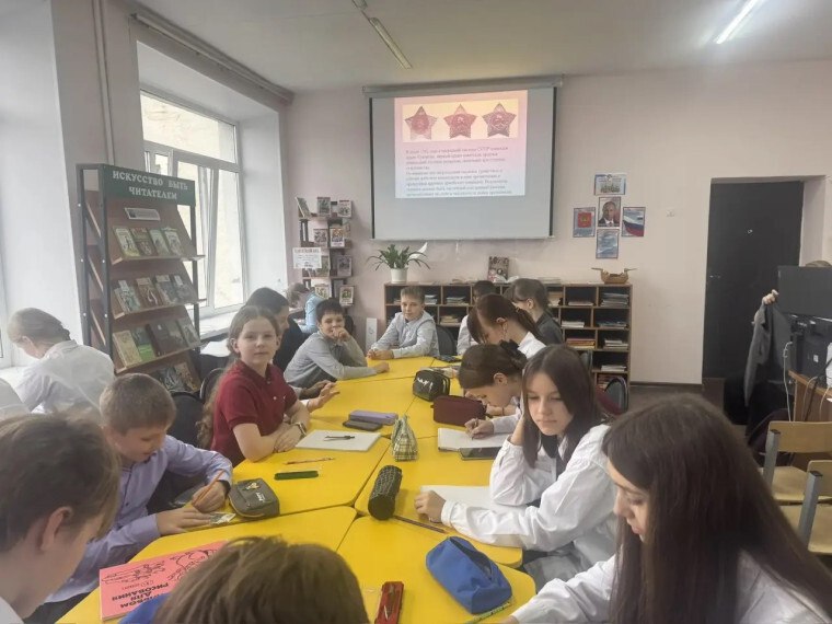 Педагог-библиотекарь Лицея №3 Тарасова Вера Александровна провела для шестиклассников Час истории «Отечества он слава и любовь» Педагог-библиотекарь Лицея №3 Тарасова Вера Александровна провела для шестиклассников Час истории «Отечества он слава и любовь»