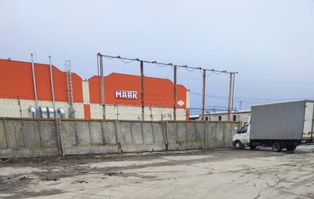 Во время объезда глава администрации Центрального округа Андрей Борисов заметил мусор у торгового дома "Маяк"