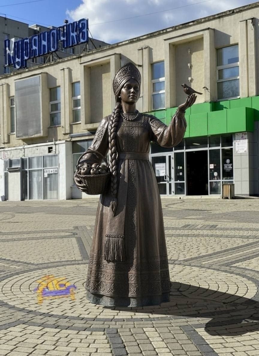 В связи с большим количеством комментариев курян по поводу голосования за скульптуру Куряночки, хотели бы прояснить отсутствие кокошника у одного из предложенных вариантов В связи с большим количеством комментариев курян по поводу голосования за скульптуру Куряночки, хотели бы прояснить отсутствие кокошника у одного из предложенных вариантов