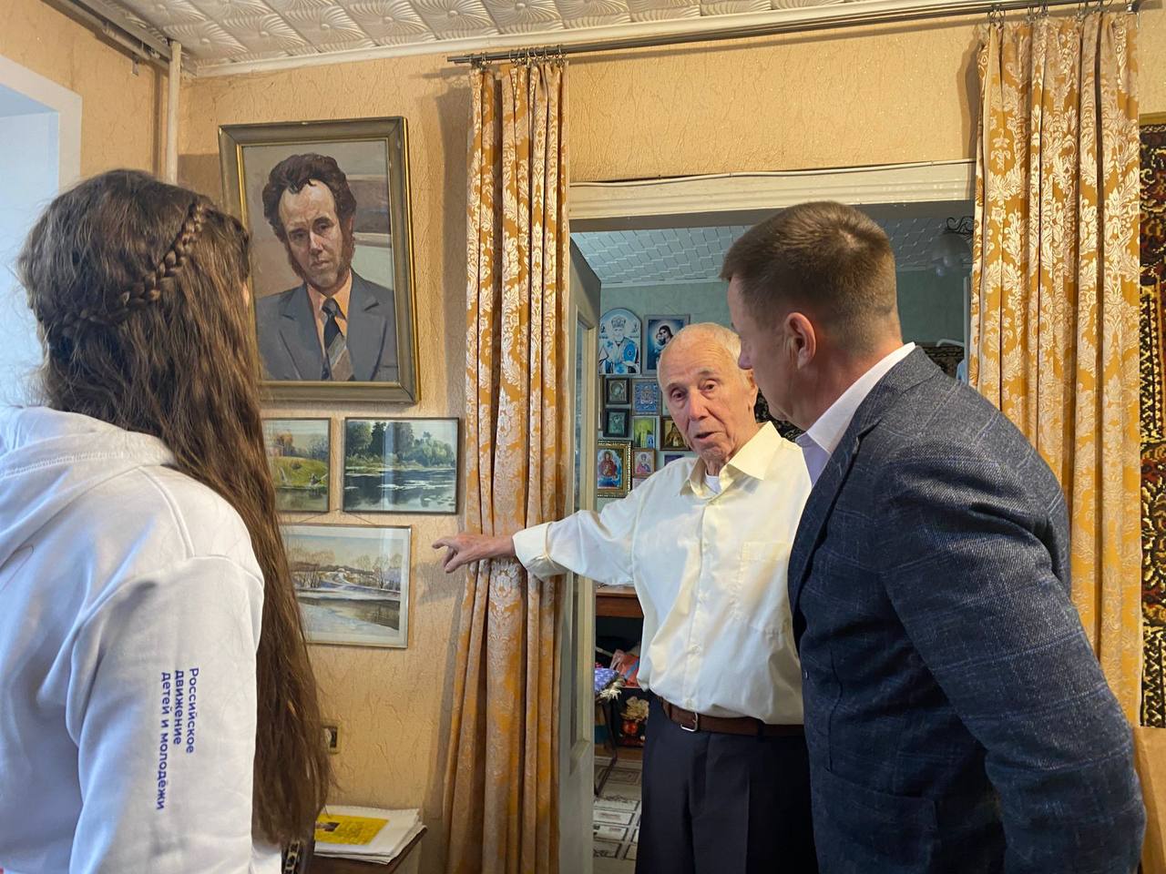 Виктор Петров: Сегодня имел честь совместно с начальником Управления культуры, молодёжной политики, физической культуры и спорта Администрации Пристенского района Гобелко Эльвирой Игоревной, с председателем местного... Виктор Петров: Сегодня имел честь совместно с начальником Управления культуры, молодёжной политики, физической культуры и спорта Администрации Пристенского района Гобелко Эльвирой Игоревной, с председателем местного...