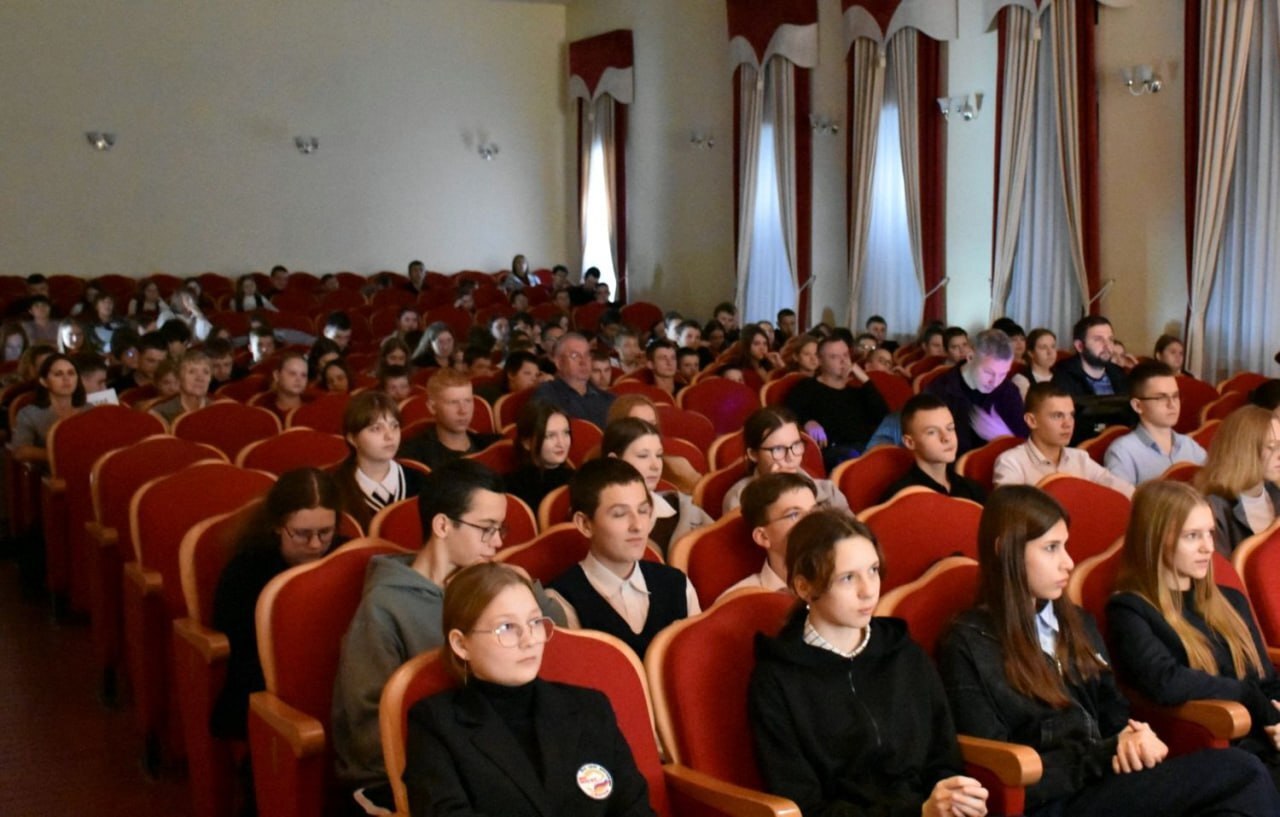 В Фатеже состоялся концерт солистов Курской государственной филармонии «Песни, опаленные войной» В Фатеже состоялся концерт солистов Курской государственной филармонии «Песни, опаленные войной»