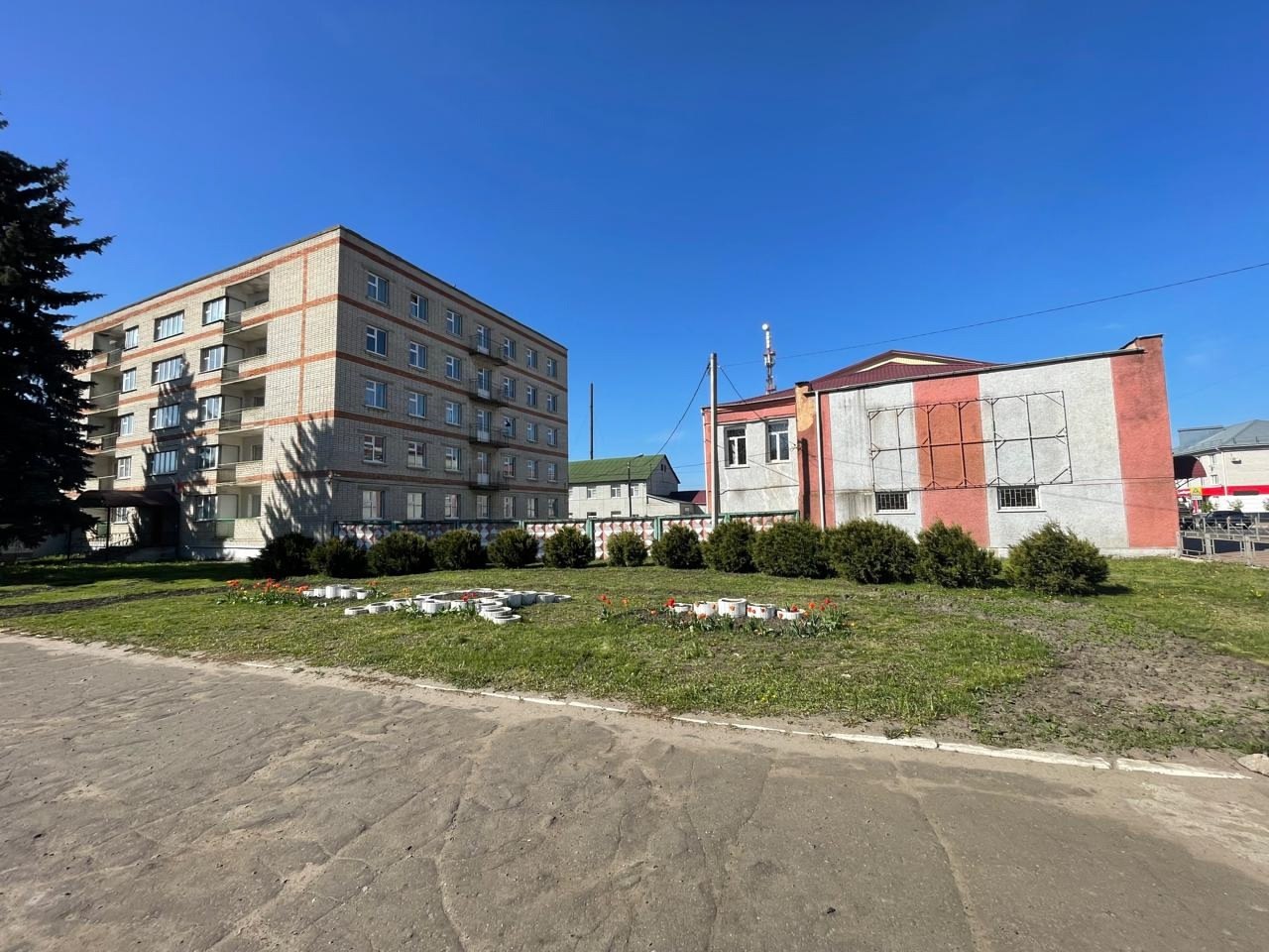 В Обояни обновили тротуары на улице Луначарского В Обояни обновили тротуары на улице Луначарского