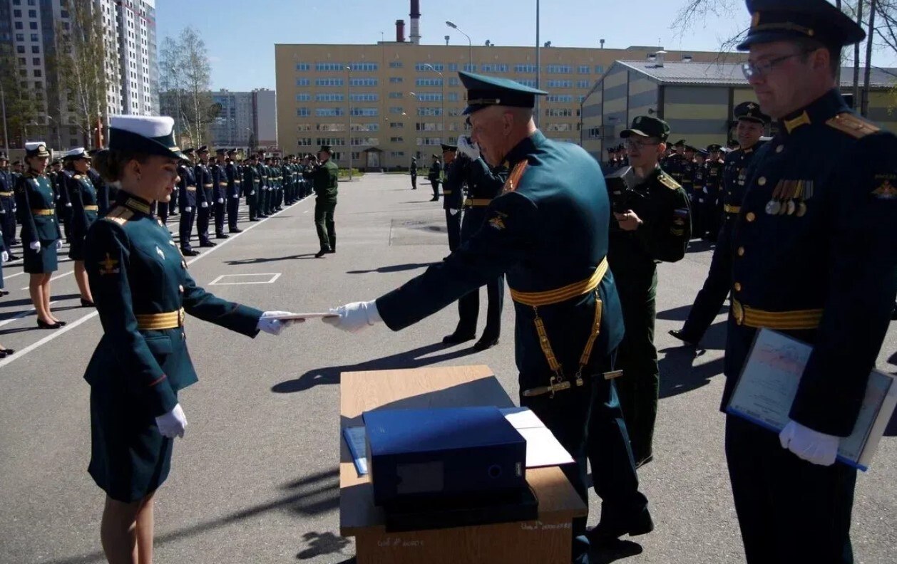 Девушкам предлагают широкий спектр специальностей и направлений подготовки в военно-учебных заведениях: