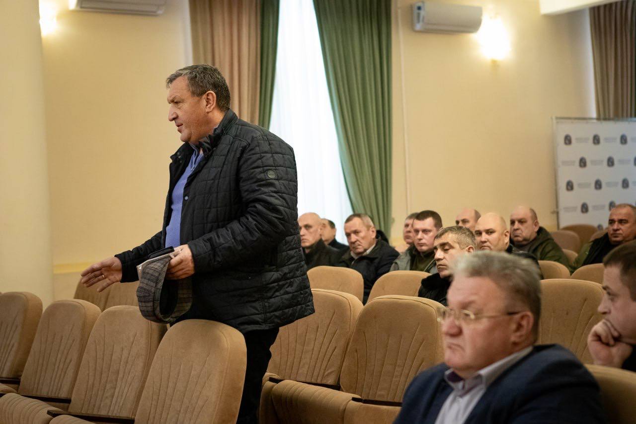 Мэр Курска обсудил с управляющими компаниями детские площадки, парковки и отопление