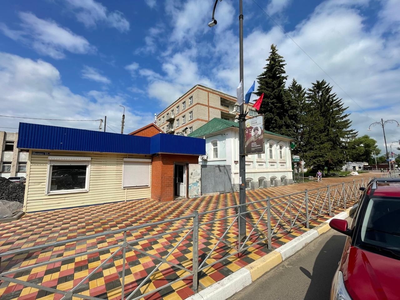 В Обояни обновили тротуары на улице Луначарского В Обояни обновили тротуары на улице Луначарского