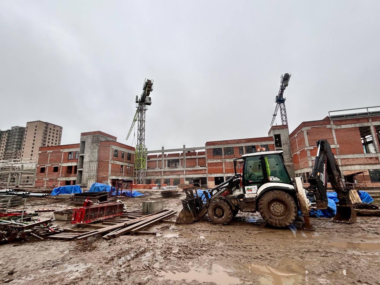 Губернатор Курской области посетил строящуюся школу на проспекте Плевицкой Губернатор Курской области посетил строящуюся школу на проспекте Плевицкой