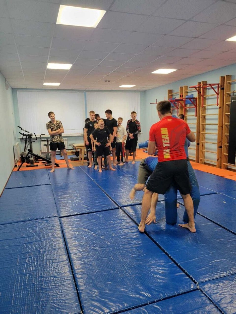 Тренер-преподаватель Дмитрий Чевычелов в Верхнелюбажской детско-юношеской спортшколе проводит занятия по грэпплингу Тренер-преподаватель Дмитрий Чевычелов в Верхнелюбажской детско-юношеской спортшколе проводит занятия по грэпплингу