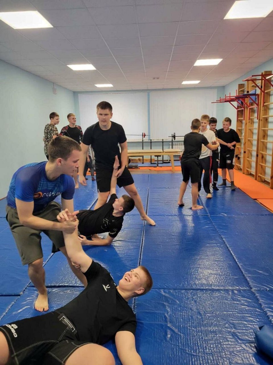 Тренер-преподаватель Дмитрий Чевычелов в Верхнелюбажской детско-юношеской спортшколе проводит занятия по грэпплингу