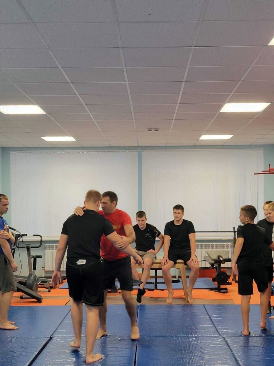 Тренер-преподаватель Дмитрий Чевычелов в Верхнелюбажской детско-юношеской спортшколе проводит занятия по грэпплингу Тренер-преподаватель Дмитрий Чевычелов в Верхнелюбажской детско-юношеской спортшколе проводит занятия по грэпплингу